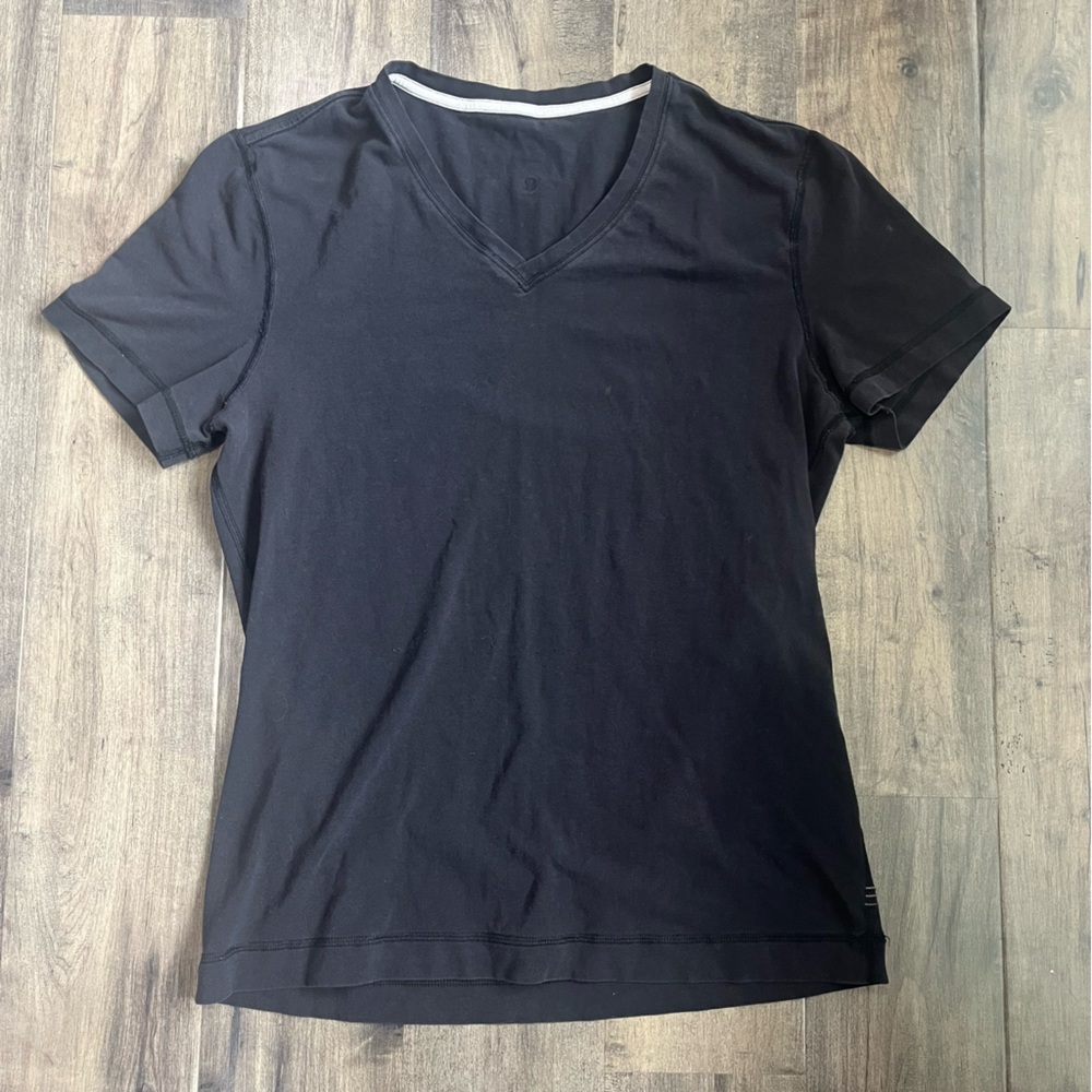 Lululemon Shirt Mens medium Black  V-Neck Stretch Athleisure Gym